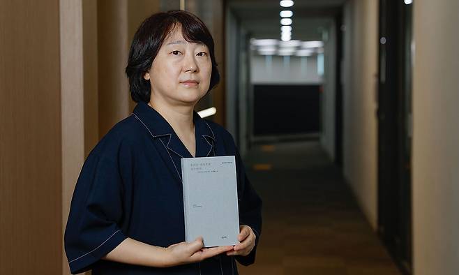 소설가이자 번역가 이주혜는 “시 전공자가 아니고, 시 번역 경험도 많지 않지만 애정으로 무모한 도전을 했다”며 “일단 비숍이 한국 독자들을 만나는 일 자체가 중요하다”고 말했다. 최상수 기자