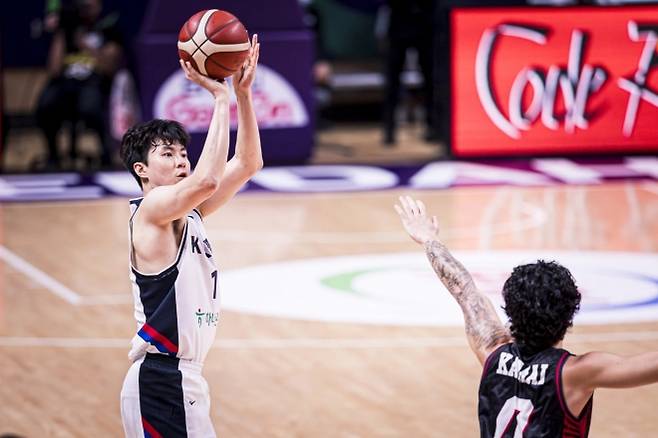 한국 남자농구 국가대표 이현중이 12일 사우디아라비아 제다에서 열린 2025 국제농구연맹(FIBA) 아시아컵 8강 진출전 괌과의 경기에서 슛하고 있다. FIBA 제공