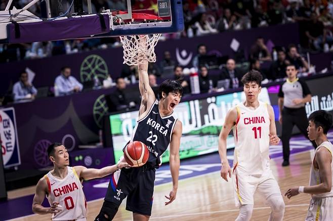 한국 남자농구 국가대표 여준석이 14일 사우디아라비아 제다에서 열린 2025 국제농구연맹(FIBA) 아시아컵 중국과의 8강전에서 덩크슛을 꽂은 뒤 포효하고 있다. FIBA 제공