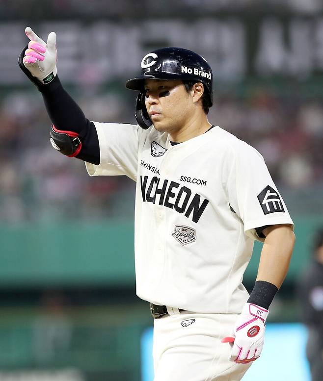 ▲ 한유섬은 그라운드 안팎에서 여전한 영향력을 과시하고 있다 ⓒSSG랜더스