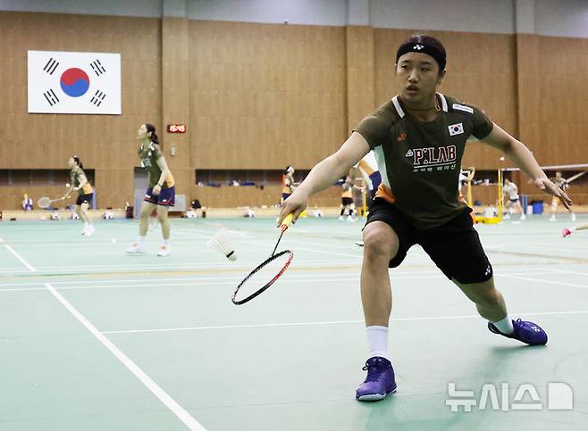 Ahn Se -young, the world's No. 1 women's badminton world ranking, is training at the national athlete's village in Jincheon -gun, Chungbuk on the afternoon of 18th./Photo = Newsis