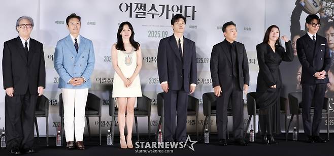 박찬욱 감독, 배우 이병헌, 손예진, 박희순, 이성민, 염혜란, 차승원이 19일 서울 용산구 CGV아이파크몰에서 열린 영화 ‘어쩔수가 없다‘ 제작보고회에서 인사를 하고 있다. '어쩔 수가 없다'는 모든 것이 만족스러웠던 회사원 만수가 갑작스러운 해고 이후 가족과 집을 지키기 위해 재취업 전쟁에 뛰어드는 이야기를 그린다. 오는 9월 개봉 예정. /2025.08.19 /사진=김휘선 hwijpg@