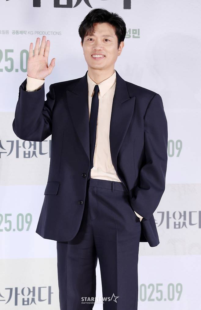 배우 박희순이 19일 서울 용산구 CGV아이파크몰에서 열린 영화 ‘어쩔수가 없다‘ 제작보고회에서 포즈를 취하고 있다. '어쩔 수가 없다'는 모든 것이 만족스러웠던 회사원 만수가 갑작스러운 해고 이후 가족과 집을 지키기 위해 재취업 전쟁에 뛰어드는 이야기를 그린다. 오는 9월 개봉 예정. /2025.08.19 /사진=김휘선 hwijpg@