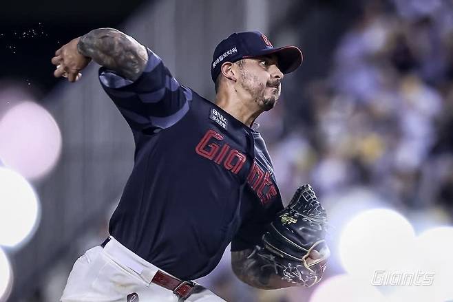 롯데 자이언츠 외국인 투수 빈스 벨라스케즈가 19일 서울 잠실야구장에서 열린 2025 신한 SOL Bank KBO리그 LG 트윈스와의 팀 간 12차전에 선발등판, 5이닝 3실점으로 패전투수가 됐다. 사진 롯데 자이언츠