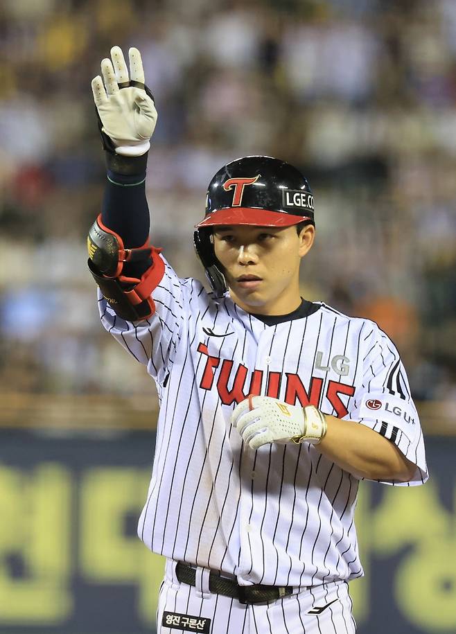 LG 트윈스 외야수 문성주가 19일 서울 잠실야구장에서 열린 2025 신한 SOL Bank KBO리그 롯데 자이언츠와의 팀 간 12차전에서 5회말 2타점 적시타를 기록했다. 사진 연합뉴스