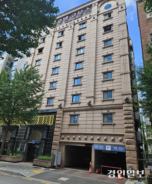 20일 찾은 부천호텔화재참사 현장. 지난해 화재가 발생했던 8층 위로 깨진 유리창과 검게 그을린 흔적이 고스란히 남아 있다. 2025.8.20 부천/김연태기자 kyt@kyeongin.com