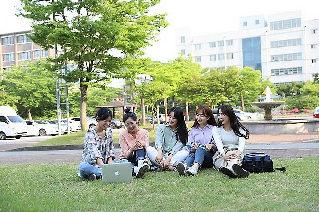 서영대 학생들이 캠퍼스 내 기숙사 앞에 앉아있는 모습. 서영대 제공