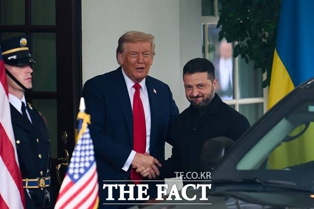 도널드 트럼프 미국 대통령(가운데)이 18일 백악관 회담에 앞서 볼로디미르 젤렌스키 우크라이나 대통령(오른쪽)을 환영하고 있다./워싱턴=신화.뉴시스