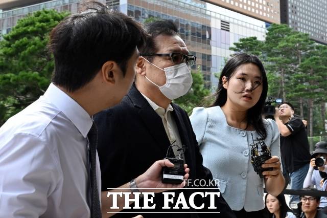 무속인 '건진법사' 전성배 씨가 18일 오전 서울 종로구 KT광화문빌딩 웨스트에 마련된 민중기 특검 사무실에 출석하고 있다./남용희 기자