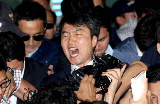 2013년 9월 이석기 당시 통합진보당 의원이 수원구치소로 구속 수감 되면서 고함을 지르며 저항하고 있다. 중앙포토