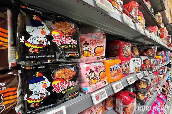 서울 영등포구의 한 대형마트에서 불닭볶음면이 판매되고 있다. 김건주 기자