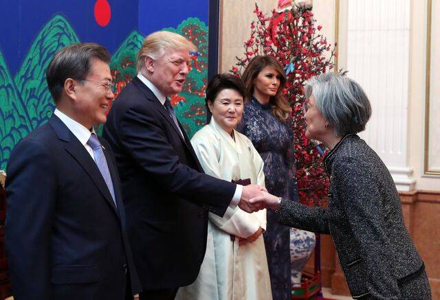 이재명정부 초대 주미대사에 내정된 강경화(오른쪽) 전 외교부 장관이 2017년 11월 청와대에서 열린 국빈 만찬에서 도널드 트럼프 미국 대통령과 악수하고 있다. 연합뉴스