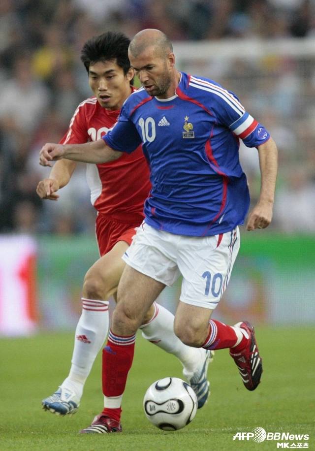정즈가 가장 유명해진 건 2006 독일월드컵 개막 직전 치른 프랑스전이었다. 그는 시세를 향해 ‘살인 태클’을 시도했고 다리를 부러뜨렸다. 이로 인해 시세의 커리어 역시 크게 흔들렸다. 사진=AFPBBNews=News1