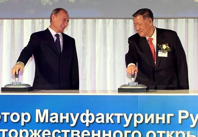 지난 2010년 현대자동차가 러시아 상트페테르부르크 지역에 위치한 현대차 러시아공장(HMMR, Hyundai Motor Manufacturing Rus.)의 준공식을 열었다. 정몽구 당시 현대차그룹 회장(현 현대차그룹 명예회장)과 블라디미르 푸틴 당시 러시아연방정부 총리(현 러시아 대통령)가 준공식에 참석했다./사진=현대차그룹
