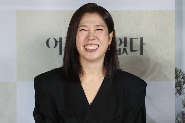 배우 염혜란이 19일 서울 용산구 CGV 용산아이파크몰에서 열린 영화 ‘어쩔수가없다’ 제작보고회에서 질문을 듣고 있다. 연합뉴스