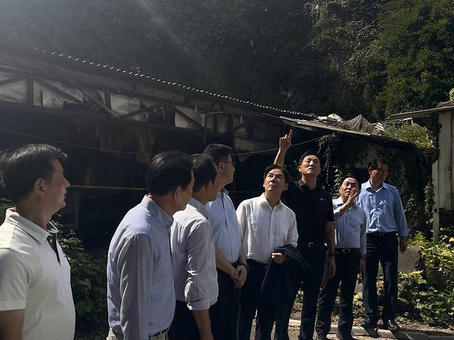 오 시장과 서울시 관계자들이 현저동 주거환경을 점검하는 모습. 정주원 기자