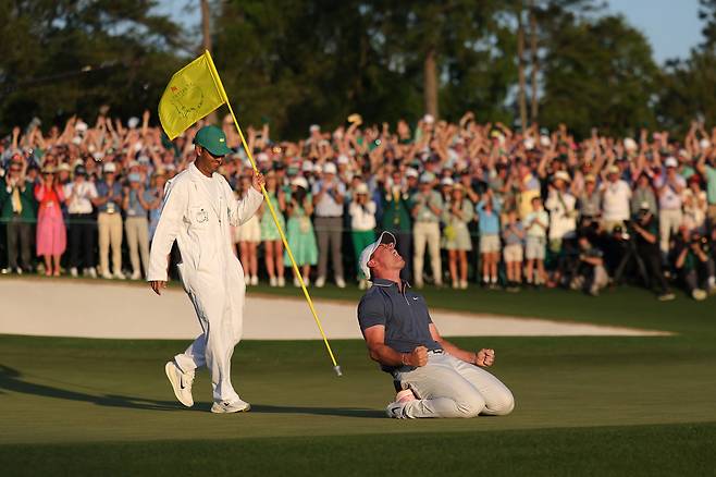 로리 매킬로이가 지난 4월 14일 열린 마스터스 토너먼트 최종 라운드에서 연장 끝에 우승을 확정지은 뒤 포효하고 있다. 게티이미지코리아