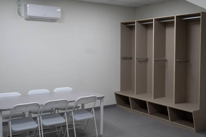 수원종합운동장에 생긴 원정팀 감독실. /사진=수원FC 제공