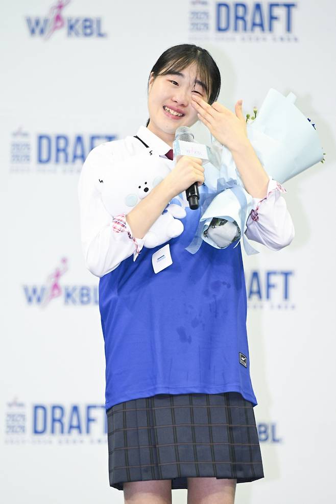 드래프트 1라운드 1순위 지목을 받고 눈물을 흘리는 이가현. /사진=WKBL 제공