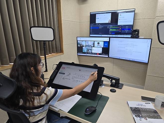 경기이음온학교 스튜디오에서 물리 과목 수업이 진행되고 있다. 사진=경기이음온학교