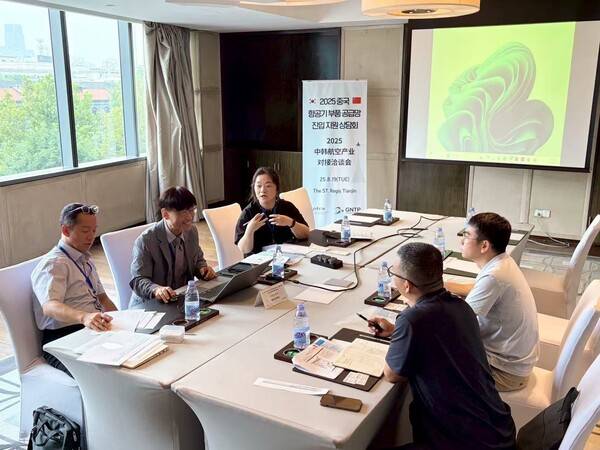 이엠코리아 관계자들이 '2025 한·중 항공 상담회'에서 바이어와 상담하고 있다. /경남테크노파크