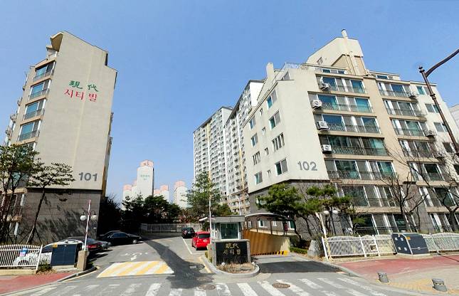 경기도 용인시 죽전동 내대지마을에 위치한 ‘현대시티빌’. 전체 2개동 33가구 중 16채가 오로라월드 소유다. 강원도 원주시 골프장 오로라골프앤리조트를 운영하는 계열사 구학파크랜드도 9개를 가지고 있다. 오너 노희열 회장의 과거 주택사업에서 연유한다. /네이버 지도