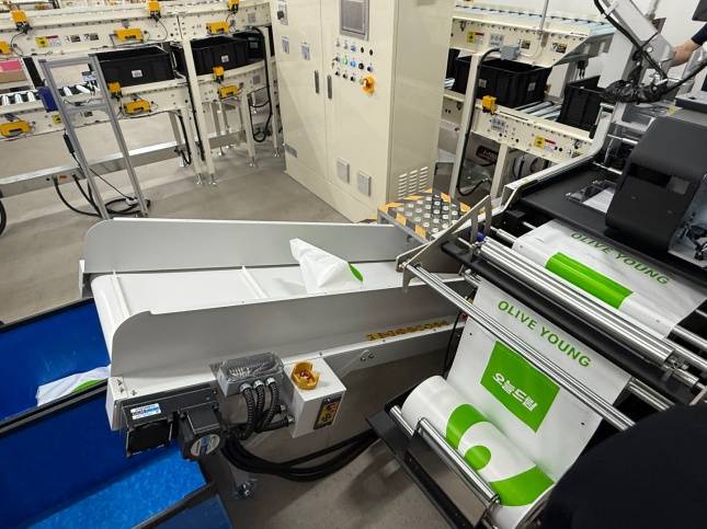 올리브영 MFC 송파에서 자동 포장기를 거쳐 제품이 출하되고 있는 모습/사진=김다이 기자 neverdie@