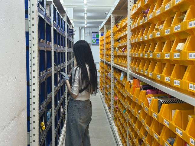 MFC 송파에서 직원이 제품을 분류하고 있다./사진=김다이 기자 neverdie@