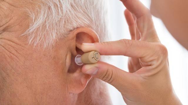 난청 환자가 보청기를 조기에 사용할 시 치매 발병 위험이 61% 낮아졌다는 연구 결과가 발표됐다|출처: 클립아트코리아