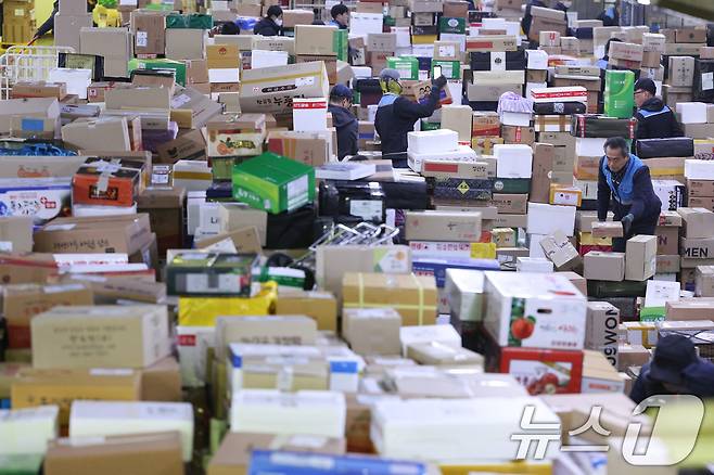 서울 광진구 동서울우편물류센터에서 직원들이 택배 분류 작업으로 구슬땀을 흘리고 있다. 2025.1.21/뉴스1 ⓒ News1 신웅수 기자