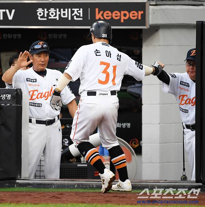 20일 대전 한화생명볼파크에서 열린 한화 이글스와 두산 베어스의 경기. 한화 손아섭이 득점 후 김경문 감독과 하이파이브를 하고 있다. 대전=박재만 기자 pjm@sportschosun.com/2025.08.20/