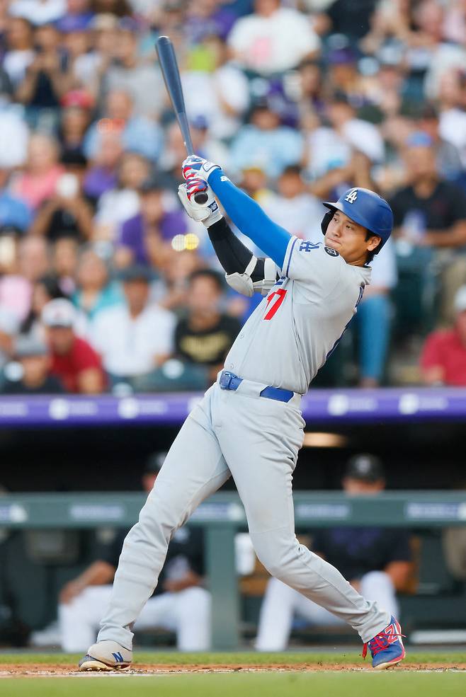 DENVER, CO - AUGUST 18: Shohei Ohtani #17 of the Los Angeles Dodgers hits an RBI single in the second inning against the Colorado Rockies at Coors Field on August 18, 2025 in Denver, Colorado. Justin Edmonds/Getty Images/AFP (Photo by Justin Edmonds / GETTY IMAGES NORTH AMERICA / Getty Images via AFP)
<저작권자(c) 연합뉴스, 무단 전재-재배포, AI 학습 및 활용 금지>