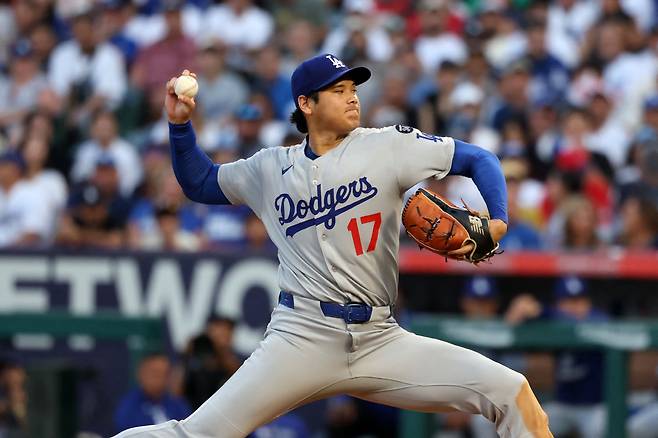 Aug 13, 2025; Anaheim, California, USA; Los Angeles Dodgers two-way player Shohei Ohtani (17) pitches during the second inning against the Los Angeles Angels at Angel Stadium. Mandatory Credit: Kiyoshi Mio-Imagn Images
<저작권자(c) 연합뉴스, 무단 전재-재배포, AI 학습 및 활용 금지>