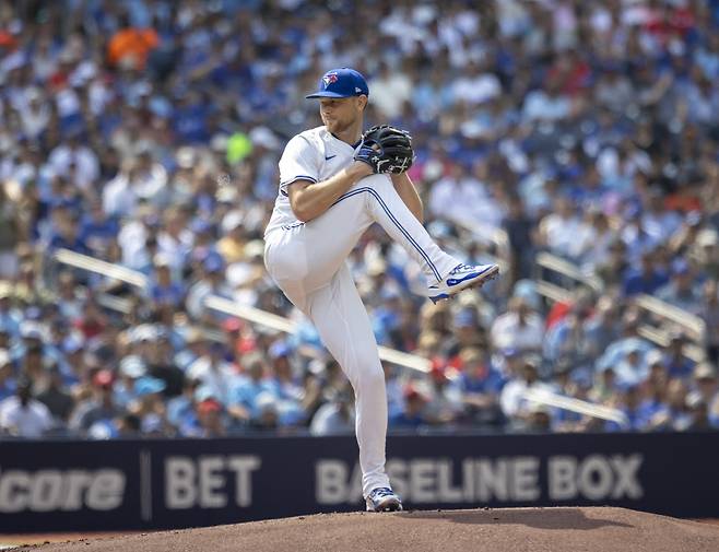 Toronto Blue Jays' Eric Lauer (56) pitches against the Texas Rangers during the first inning of a baseball game in Toronto, Saturday, Aug. 16, 2025. (Tara Walton/The Canadian Press via AP) MANDATORY CREDIT
<저작권자(c) 연합뉴스, 무단 전재-재배포, AI 학습 및 활용 금지>