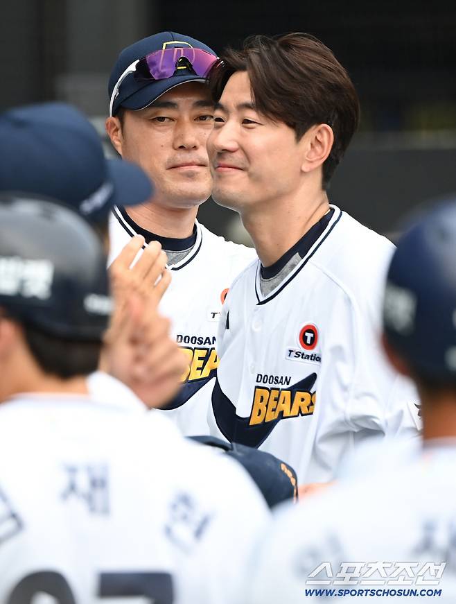 6일 잠실야구장에서 열린 KT와 두산의 경기, 김재호가 1회초 교체되며 조성환 감독대행과 포옹하고 있다. 잠실=허상욱 기자wook@sportschosun.com/2025.07.06/