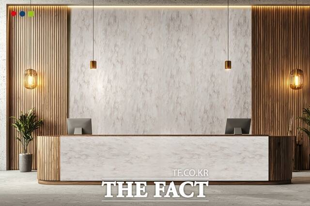 롯데케미칼은 프리미엄 인조대리석 브랜드 스타론(Staron)의 신제품 '아리아 컬렉션'을 출시했다. 롯데케미칼 '아리아 컬렉션' 베일(Veil)이 적용된 인포데스크. /롯데케미칼