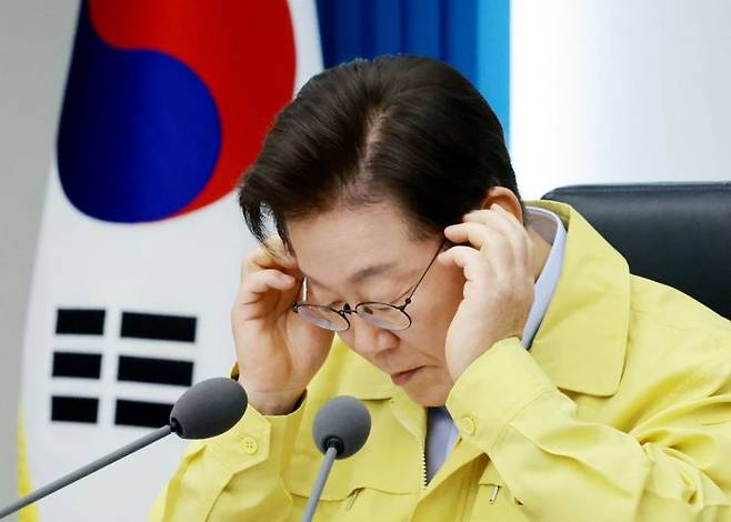 이재명 대통령이 21일 서울 용산 대통령실 청사에서 열린 8차 수석·보좌관 회의에 입장해 안경을 바꿔 쓰고 있다. 연합뉴스