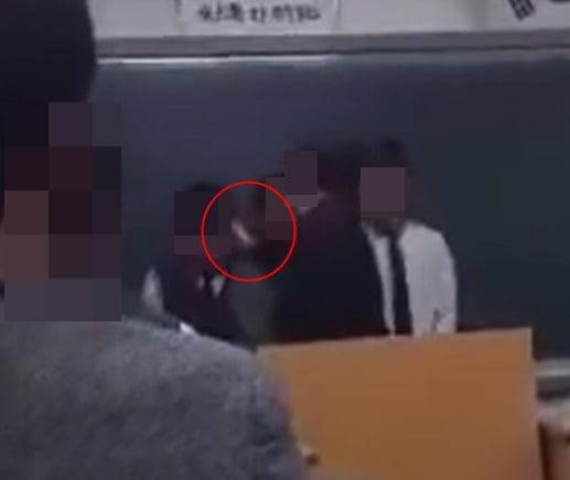 교사로 추정되는 남성이 학생들 뺨을 때리고 있다. /온라인 커뮤니티