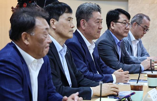 21일 서울 중구 서울지방고용노동청에서 열린 '고용노동부-주요 기업 CEO간담회'에서 참석자들이 권창준 고용노동부 차관의 모두발언을 듣고 있다. 뉴스1