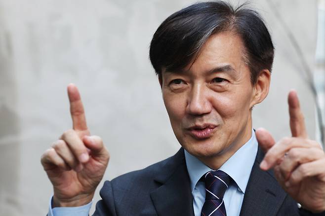 지난 15일 오후 조국 전 대표가 한겨레와 인터뷰를 하는 모습. 류우종 기자 wjryu@hani.co.kr