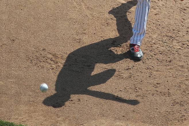 한 야구 선수가 역투하고 있다. 연합뉴스