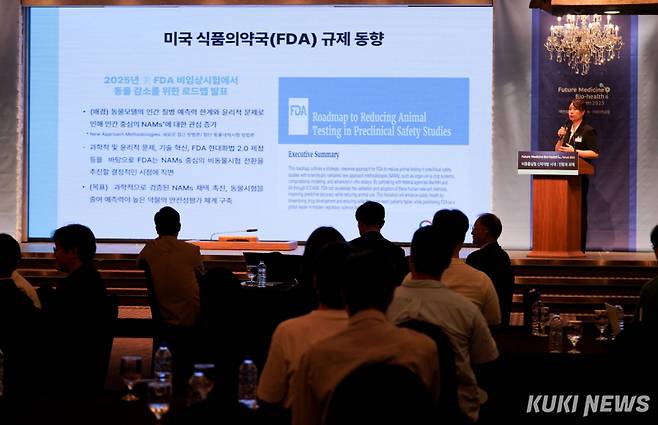 우선욱 식품의약품안전처 비임상자원연구과장이 21일 서울 여의도 CCMM빌딩에서 열린 ‘미래의학포럼 2025’를 통해 ‘비동물실험 신약 개발 시대, 규제당국의 준비와 향후 과제’를 주제로 발표하고 있다. 사진=유희태 기자