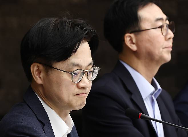 김정관 산업통상자원부 장관이 20일 오후 서울 중구 대한상공회의소에서 열린 석유화학업계 사업재편 자율협약식에서 모두 발언을 마치고 자리하고 있다. 뉴스1