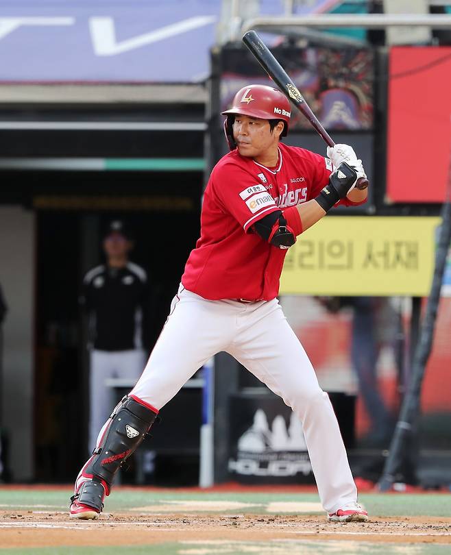 SSG 베테랑 타자 한유섬은 20일 수원KT위즈파크에서 열린 KT전에 5번 지명타자로 선발출전해 5타수 3안타 3타점 맹타로 팀의 5-3 승리를 이끌었다. 한유섬은 8월 타율 0.381을 기록하며 최근 뜨거운 타격감을 자랑하고 있다. 사진제공|SSG 랜더스