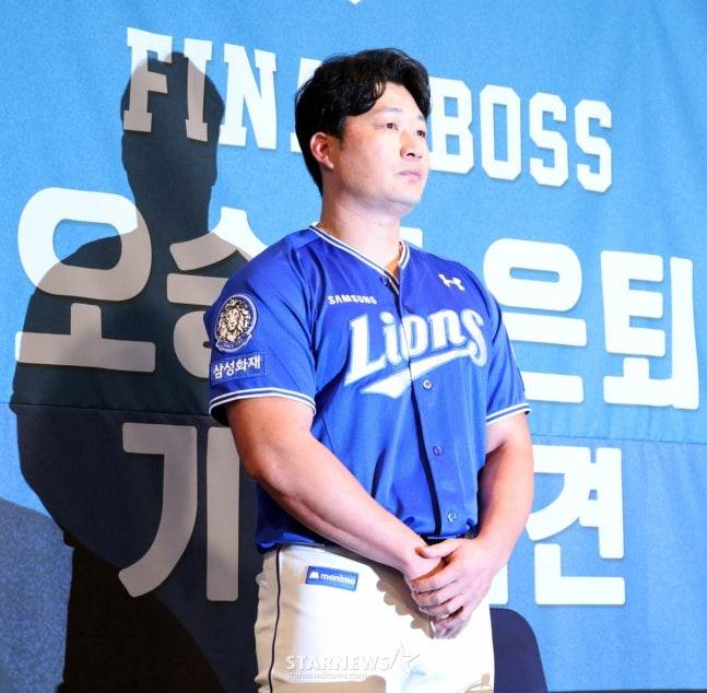 삼성 오승환이 7일 은퇴 기자회견에 앞서 사진 촬영을 하고 있다. /사진=강영조 선임기자