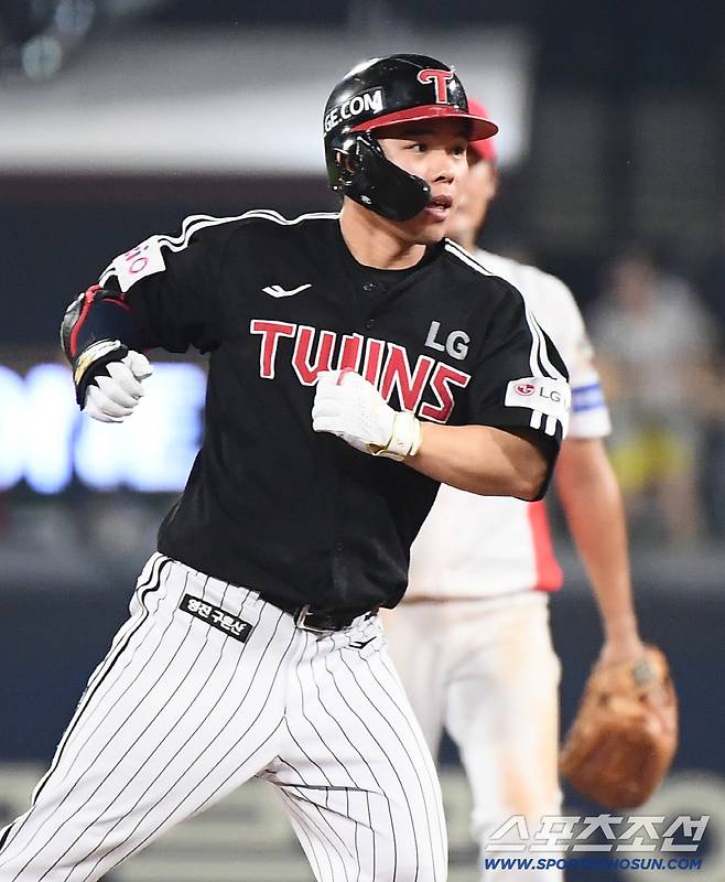 24일 광주 기아 챔피언스필드에서 열린 LG-KIA전. 8회초 무사 만루 문성주가 2타점 2루타를 친 후 환호하고 있다. 광주=정재근 기자 cjg@sportschosun.com/2025.7.24/