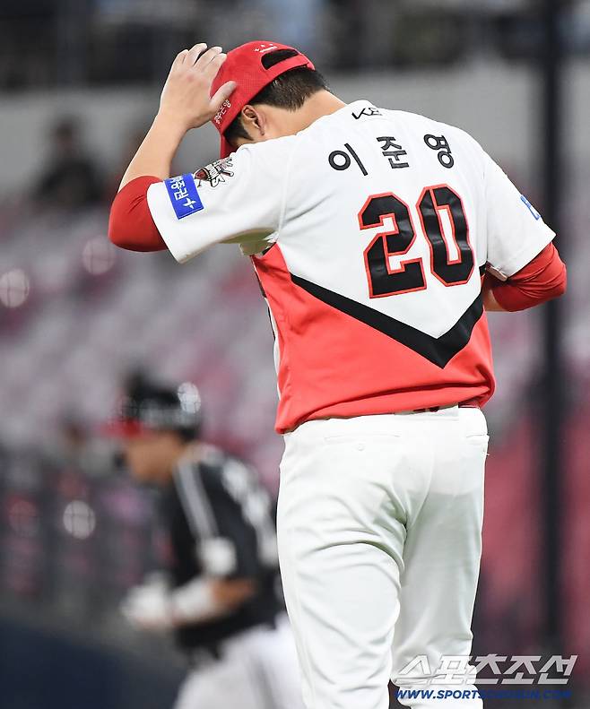 24일 광주 기아 챔피언스필드에서 열린 LG-KIA전. 8회초 무사 2, 3루 김현수에게 스리런포를 허용한 이준영이 아쉬워하고 있다. 광주=정재근 기자 cjg@sportschosun.com/2025.7.24/