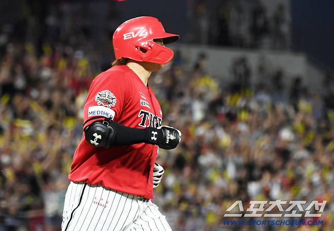 22일 광주 기아챔피언스필드에서 열린 KIA 타이거즈와 LG 트윈스의 경기. KIA 나성범이 안타를 날린 뒤 환호하고 있다. 광주=박재만 기자 pjm@sportschosun.com/2025.08.22/