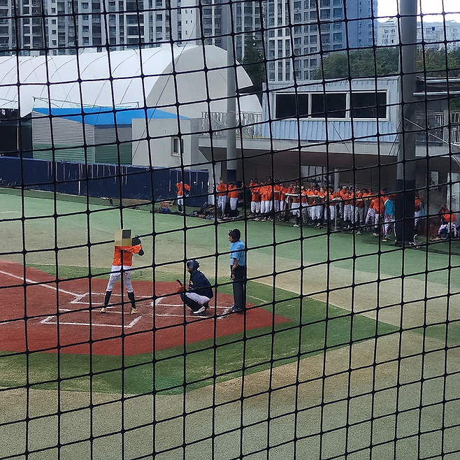 충남 천안 북일고 야구부가 2025년 8월5일 교내 야구장에서 경기도 평택 청담고와 연습 경기를 하고 있다. 장필수 기자