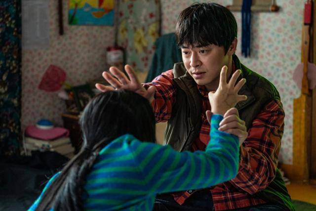 영화 '좀비딸'이 개봉 이후 23일 연속 박스오피스 1위를 기록하며 장기 흥행을 이어가는 중이다. '좀비딸' 스틸컷